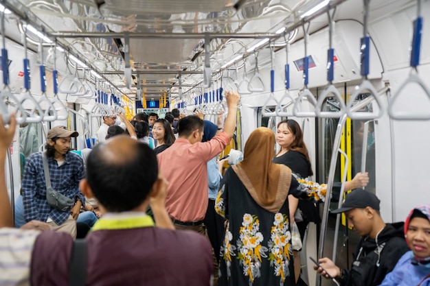 Menschenmenge, die in der MRT von Jakarta stehen