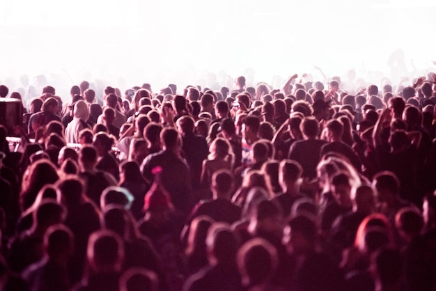 Foto menschenmenge genießt ein musikkonzert