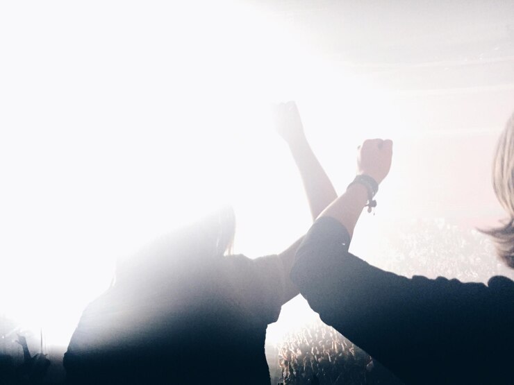 Foto menschenmenge genießt ein musikkonzert