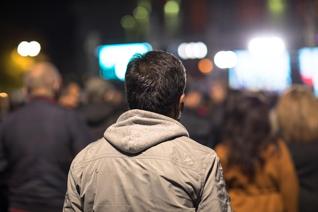 Menschenmenge schaut sich ein Konzert an