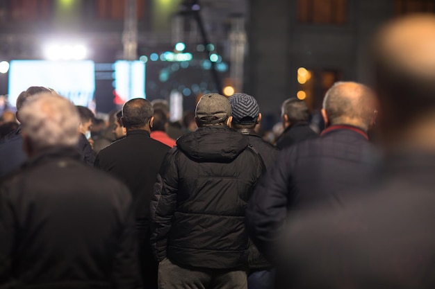 Menschenmenge schaut sich ein Konzert an