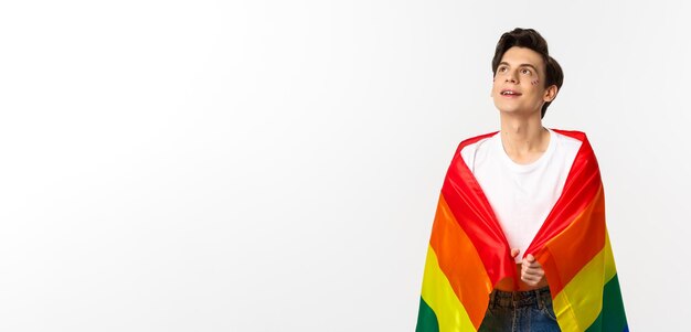 Menschenrechte und lgbtq-Gemeinschaftskonzept schöner junger androgyner Mann mit Glitzer im Gesicht