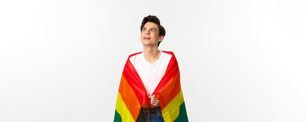 Menschenrechte und lgbtq-Gemeinschaftskonzept schöner junger androgyner Mann mit Glitzer im Gesicht