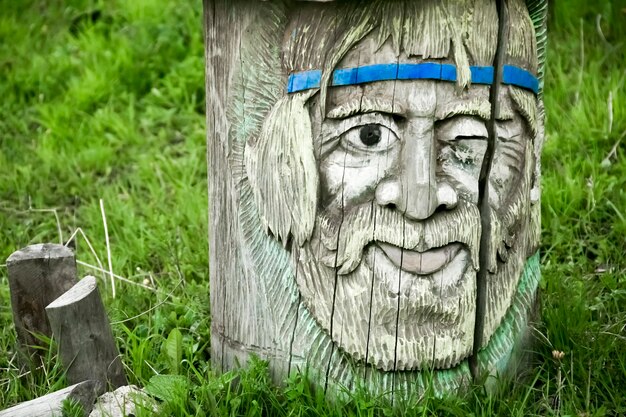 Menschenzeichnung auf Holz