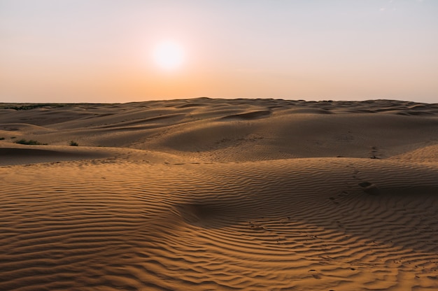 Menschliche Abdrücke im Sand in der Wüste