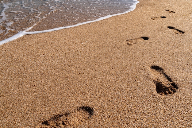 Menschliche Fußabdrücke am Meer