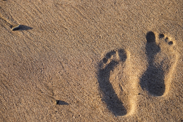 Menschliche Fußabdrücke am Sandstrand