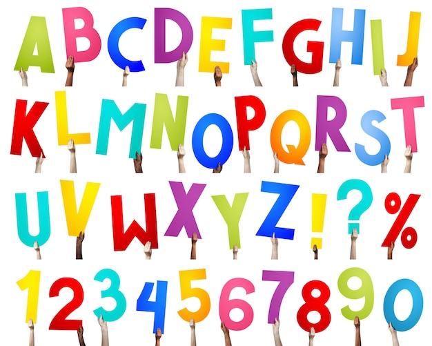 Menschliche Hände des Alphabets, die bunte Buchstaben halten