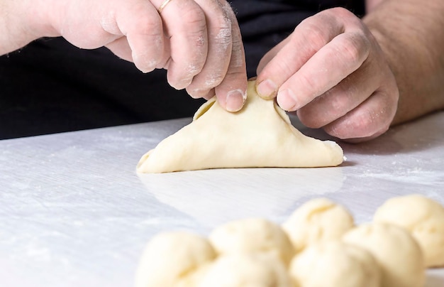 Menschliche Hände machen Kuchen Das Konzept, hausgemachtes leckeres und gesundes Gebäck zu machen