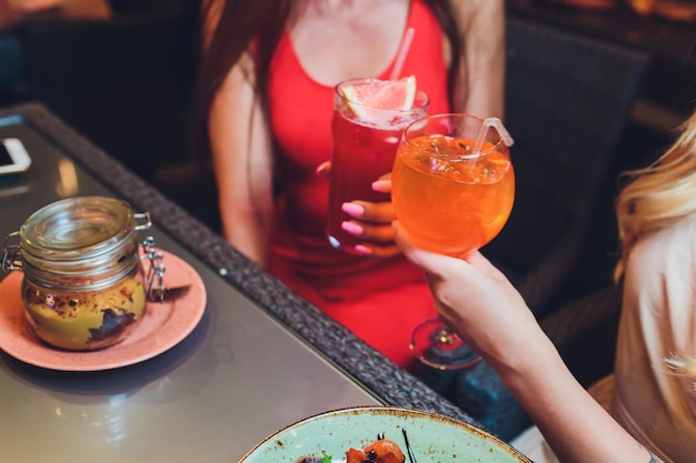 Foto menschliche hände mit gläsern rotwein klingeln sie über den servierten tisch