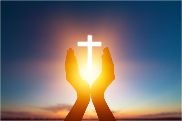 Menschliche Hände öffnen Palme und Kreuz. Hintergrund des christlichen Religionskonzepts.