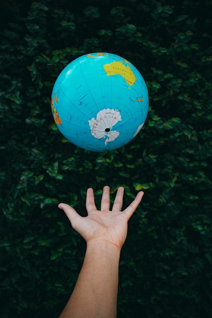 Foto menschliche hand, die den ball hält