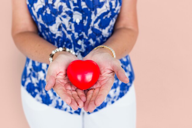 Menschliche Hand, die Herz-Liebes-Romance Concept hält