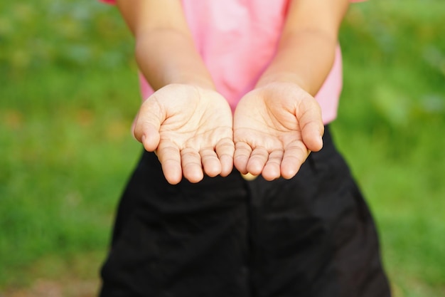 Foto menschliche hand, die nach hilfe greift