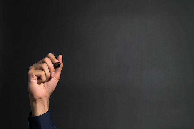 Menschliche Hand, die Stift im blauen Kleid hält