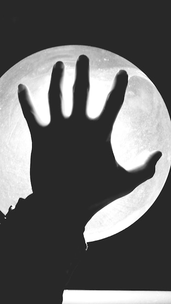 Foto menschliche hand gegen vollmond