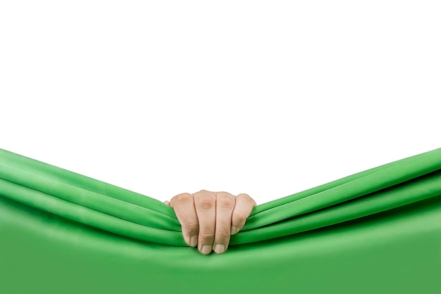Menschliche Hand öffnet grünen Vorhang