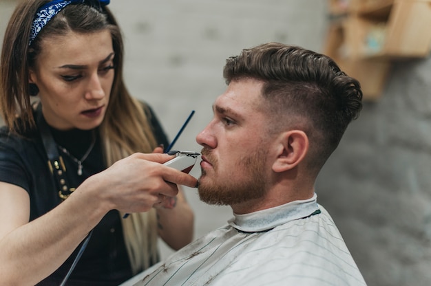 Menschlicher Beruf Friseur