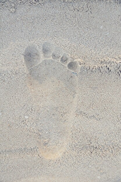 menschlicher Fußabdruck auf dem Sandstrand