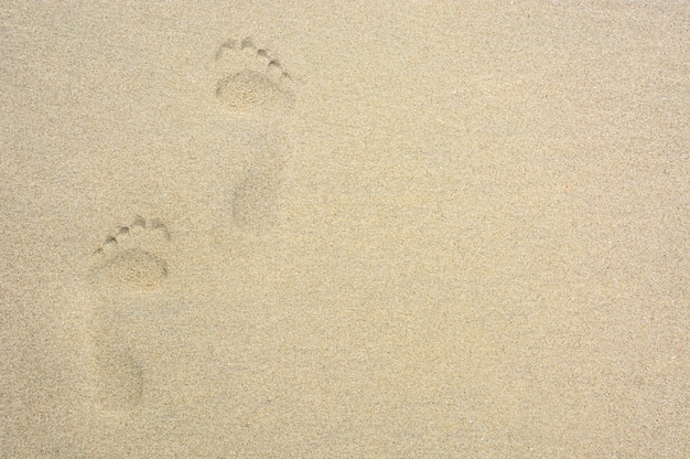 Menschlicher fußabdruck auf dem strandsand, kopie, raum