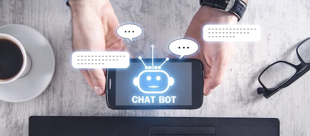 Menschliches Holding-Smartphone mit Chat-Bot-Anwendung für Online-Informationen Konzept der künstlichen Intelligenz