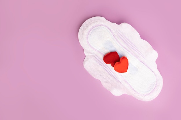 Foto menstruação e dias críticos junta para menstruação na qual existem dois corações na forma de gotas de sangue
