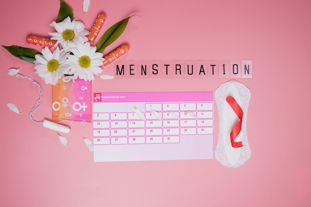 Menstruationskalender mit Baumwolltampons, Damenbinden, weiße Blume. Frauenkritische Tage, Frauenhygieneschutz