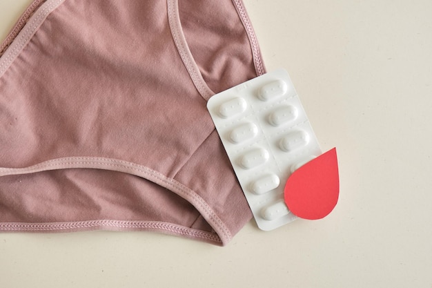 Menstruationskonzept Frauengesundheit und Verhütung Damenhöschen auf hellem Hintergrund