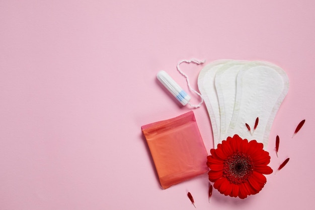 Foto menstruationspads tampons und rote blume