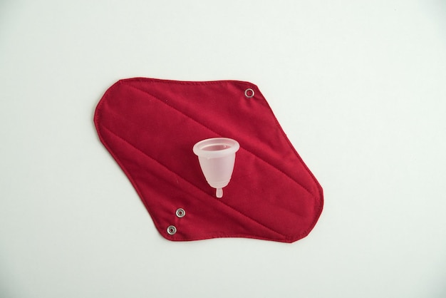 Foto menstruationstasse als wiederverwendbare alternative zur menstruation
