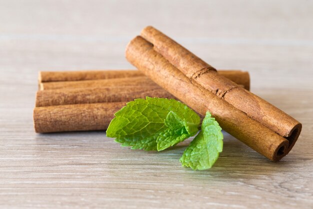 Menta com canela em fundo de madeira