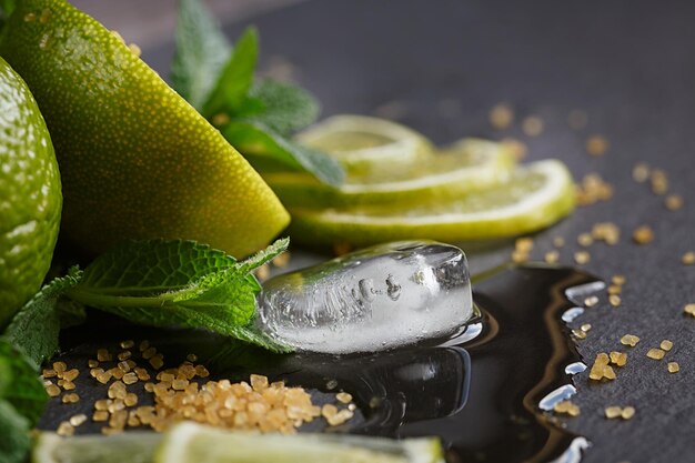 Foto menta de limão fresca e cubos de gelo