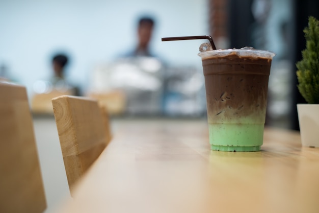 Menta e chocolate bebida gelada em copo plástico, coloque sobre uma mesa de madeira