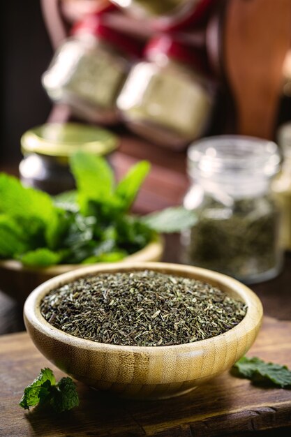 Foto menta em pó moída e moída, preparação caseira para chá de menta, culinária orgânica