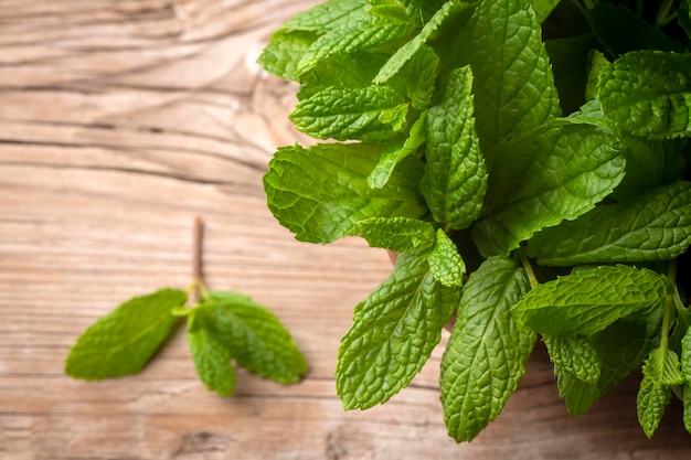 Menta fresca en el fondo de madera