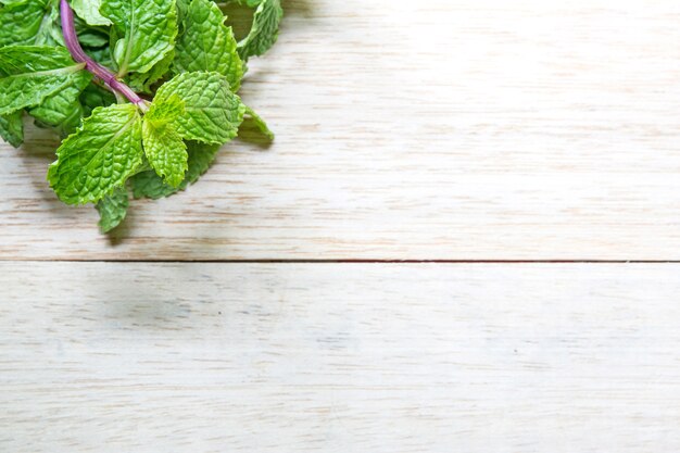 Menta fresca na mesa de madeira. Foco seletivo