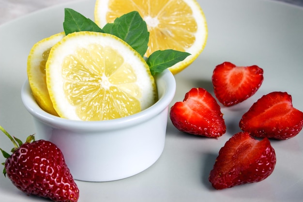 Menta limón y fresas fuente de vitamina C