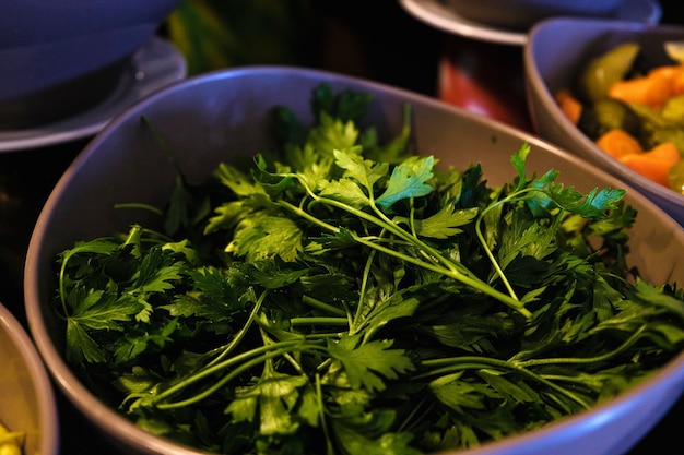 Menta verde y fresca en la olla