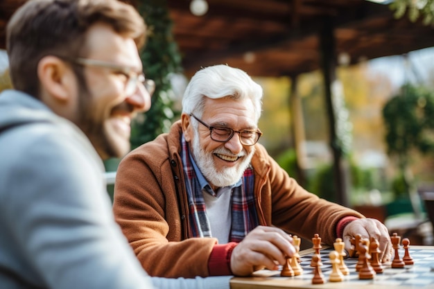 Mentes estratégicas en el trabajo Hombres mayores saborean una partida de ajedrez con amigos