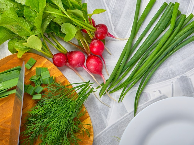 Mentira de legumes frescos em uma mesa de luz