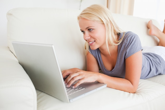 Mentira mujer usando una computadora portátil