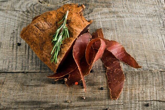 mentiras espasmódicas pedaços fatiados deliciosos sobre um fundo de madeira