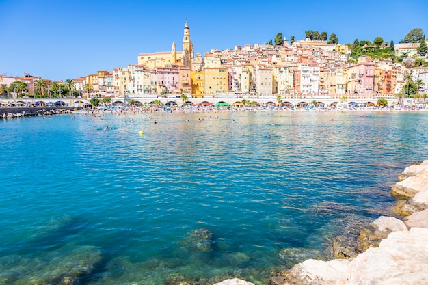 Menton, Francia - alrededor de agosto de 2021: vista de la Riviera francesa, llamada Costa Azul, ubicada en el sur de Francia.