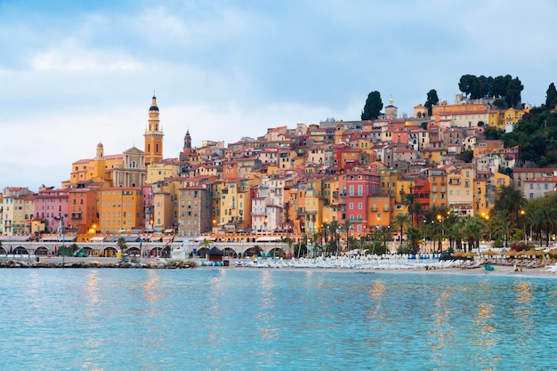 Menton, Frankreich - ca. August 2021: Blick auf die französische Riviera, genannt Coast Azur, in Südfrankreich. Sonnenaufgang Licht.