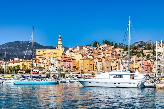 Menton, Frankreich - ca. August 2021: Blick auf die französische Riviera, genannt Coast Azur, in Südfrankreich.