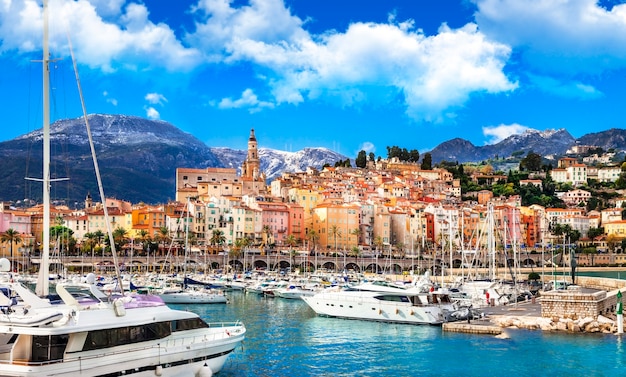 Menton, uma bela cidade no sul da França. Vista da marinha com barcos a vela e casas coloridas