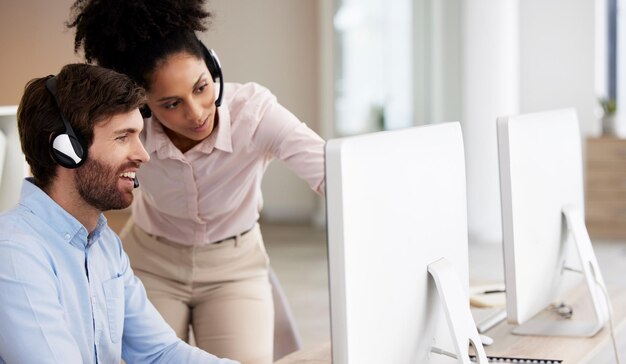 Foto mentor informático de servicio al cliente y trabajo en equipo en consultoría de telemarketing en contáctenos crm o telecomunicaciones colaboración de comunicación del centro de llamadas y entrenador de enseñanza consultor de tecnología de la información