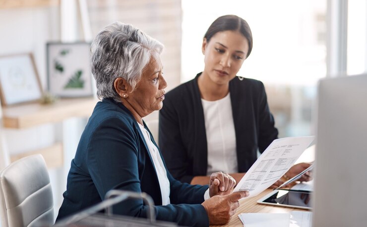 Foto mentoring von lehrkräften oder geschäftsfrauen mit dokumenten, reden, sprechen oder planen von projekten im büro, zusammenarbeit bei papierkram, teamarbeit oder lesen von leitenden managern mit praktikanten für verwaltungscoaching