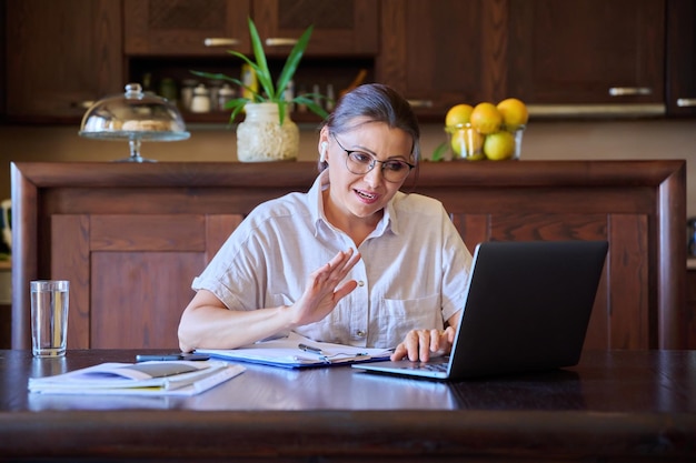 Mentorpsychologin der Lehrerin beim Online-Therapietreffen