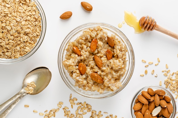 Menú de alimentos de dieta equilibrada para el desayuno con un plato de avena con almendras y miel